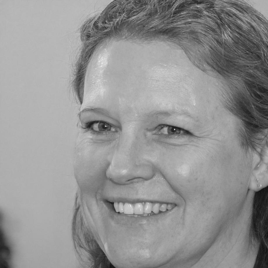 Instructora especializada en análisis forense financiero