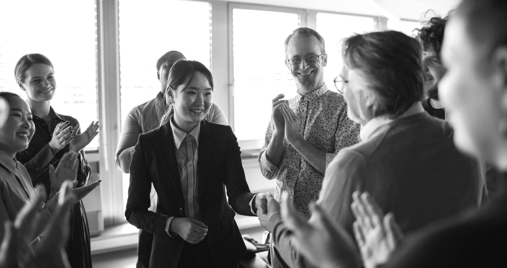 Profesionales revisando documentación financiera en sesión de formación