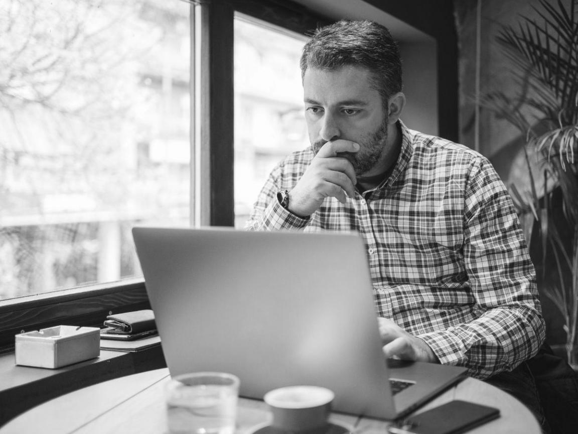 Experto en prevención de fraude financiero explicando técnicas de detección