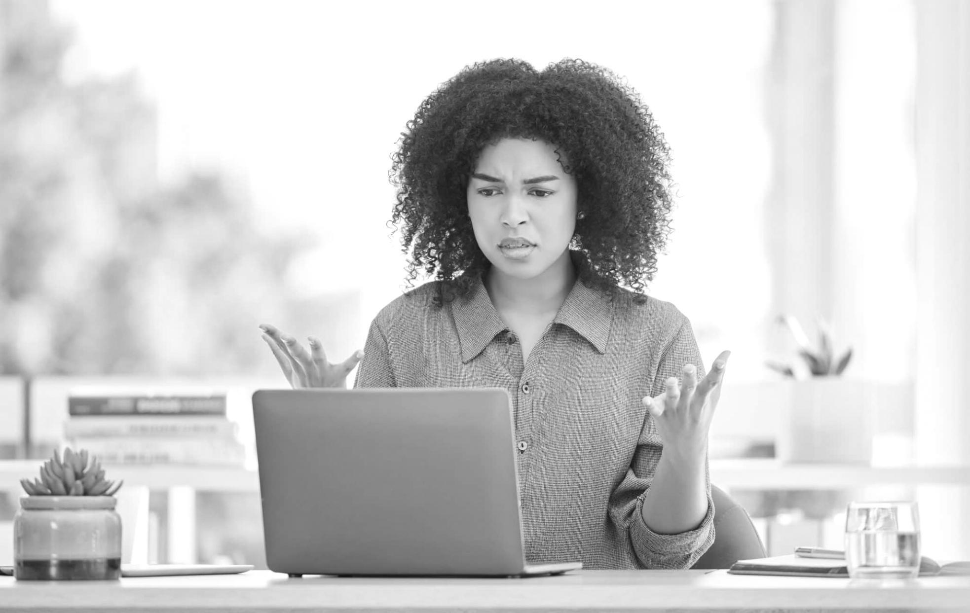 Estudiante aplicando técnicas de detección de fraude